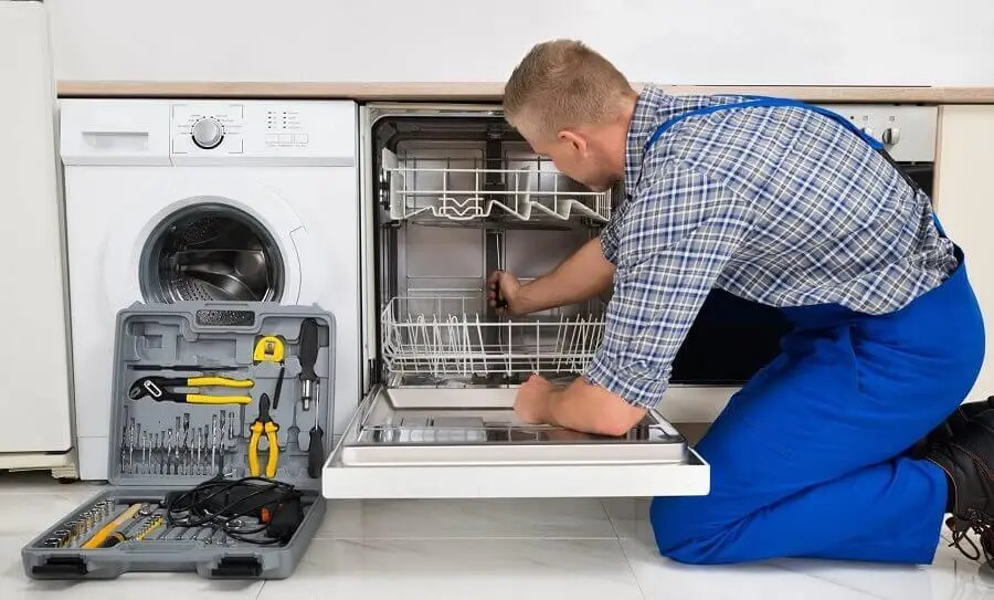 Kalecik Midea servisi teknisyen ekibi beyaz eşya tamiri yaparken